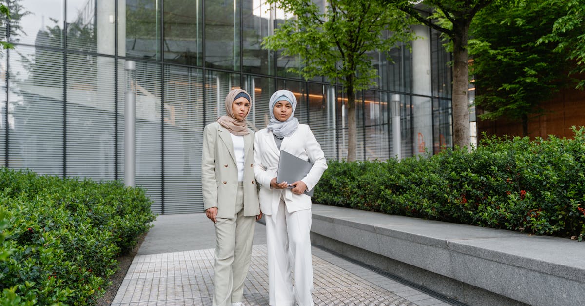 在游戏中遇到技术支持玩家，应该采取何种措施？